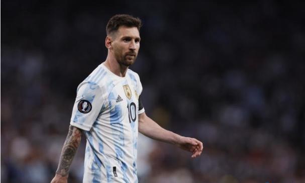 杨过身边有8位佳人，为何他只娶了小龙女？你看龙儿长得像谁就懂了